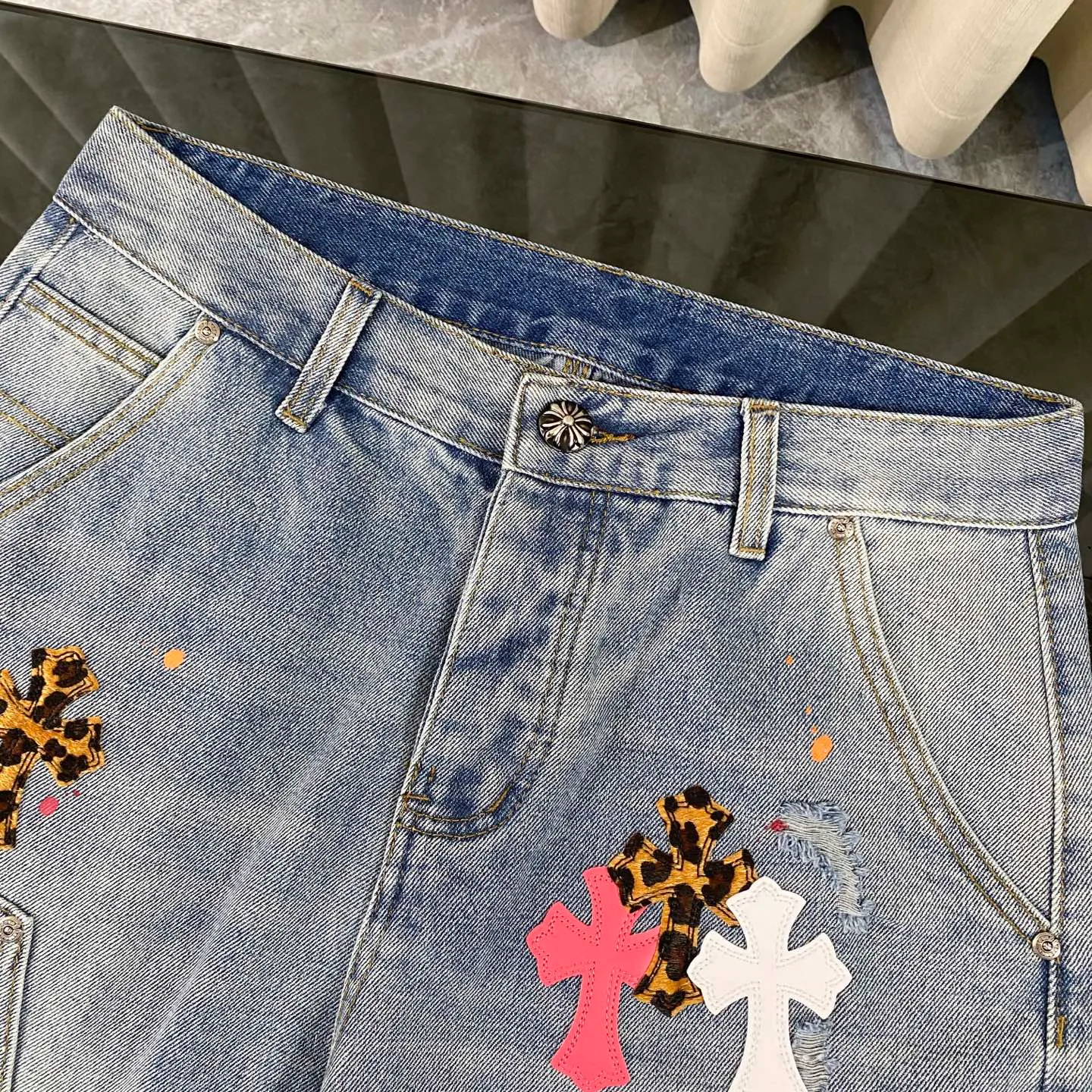 P200 Chrome Hearts London limited leopard print three-color leather cross high street heavy-duty splash-ink denim shorts. Uninhibited personality, unique charm. Every step of wear and every hole in these Chrome Hearts denim shorts is an ingenious artistic presentation. It seems to be announcing to the world that I am who I am, uninhibited, unique, and full of charm! Imported fabrics, heavy industrial washing: Made of imported denim fabrics, which have been washed and damaged by heavy industrial washing. Every inch exudes a sense of uninhibited coolness. Wear it and you will be the spokesperson of high street fashion! Double-layer woven, customized hardware. The double-layer woven design of the trousers body, paired with exclusive customized hardware accessories, shows an incomparably beautiful and unique style. Every detail reveals Croxin's ultimate pursuit of quality. Difficult to make, high street style Although the production process is complicated, it is all to present the most perfect effect. Wear it and you will become the focus of the high street and lead the jeans trend in the new era! Come and choose your exclusive Croxin H472 high street denim shorts and show your uninhibited charm! Size: 28 30 32 34